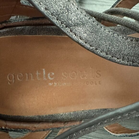 GENTLE SOULS by Kenneth Cole Pewter Gladiator Style Flat Lace Up Sandals -Size 8 - Picture 5 of 6